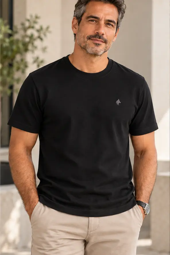 Camiseta essencial Laurent Richard, preto, em uso